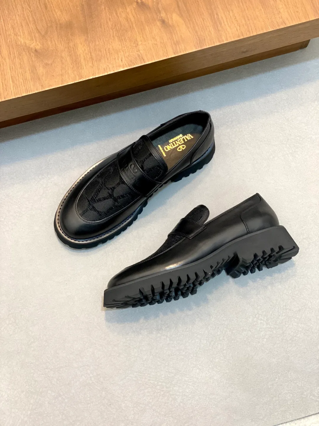 Men's shoes 💰740 VALENTINO Valentino's new men's fashionable casual leather shoes. These leather shoes are made of imported cowhide leather uppers, dyed calfskin lining and calfskin insoles. The upper foot is soft, comfortable and breathable. Comes with complete packaging in the original box! Visible details and quality. Size: 39-44 (customized at 38.45.46)